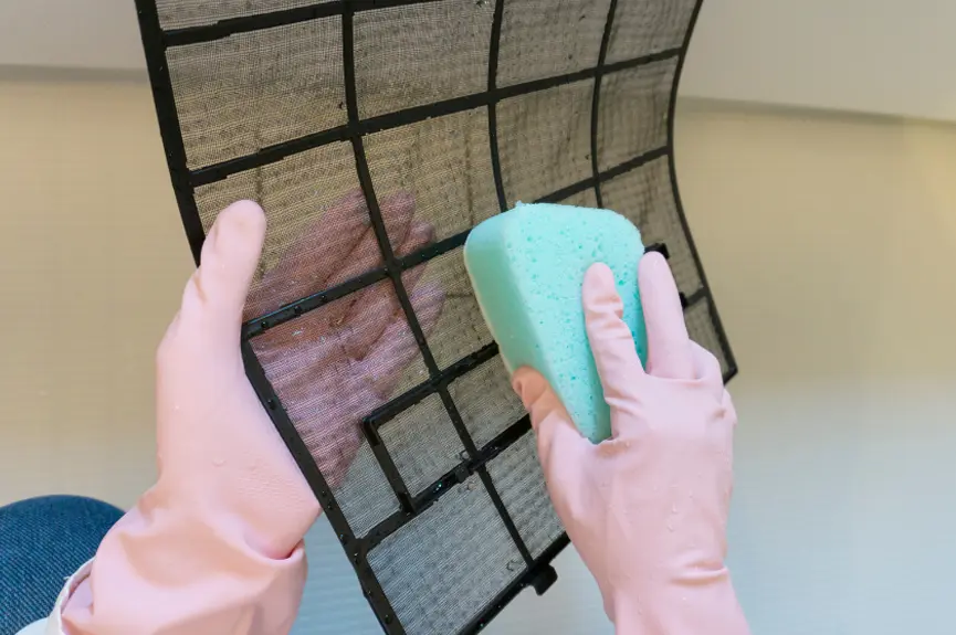 カビや油が付着していたら柔らかなブラシで中性洗剤で洗い流水する